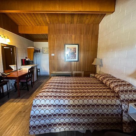 Ace Crown Motel เมดิซีนแฮท ภายนอก รูปภาพ
