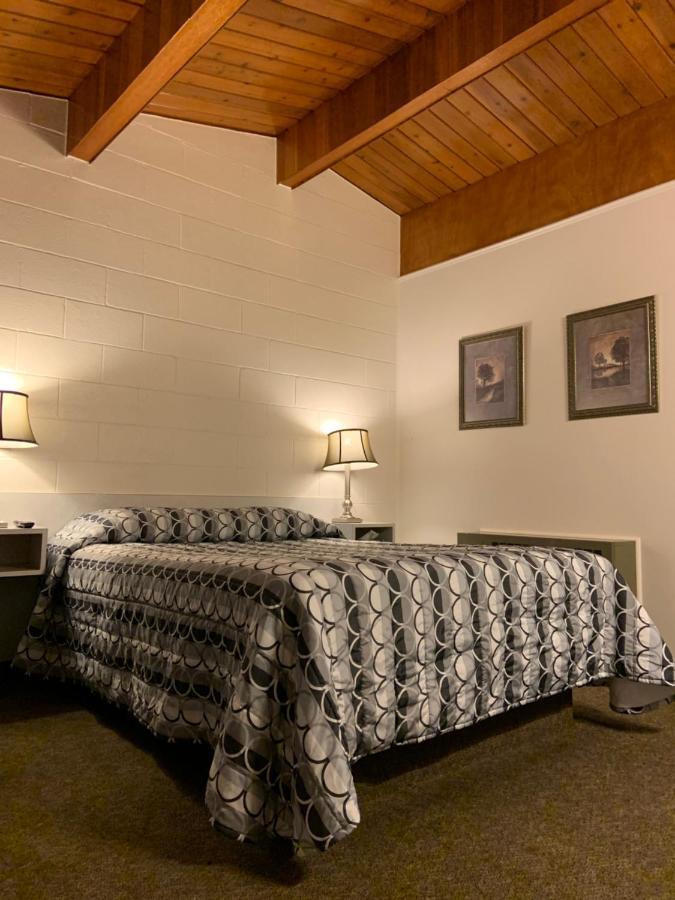 Ace Crown Motel เมดิซีนแฮท ภายนอก รูปภาพ