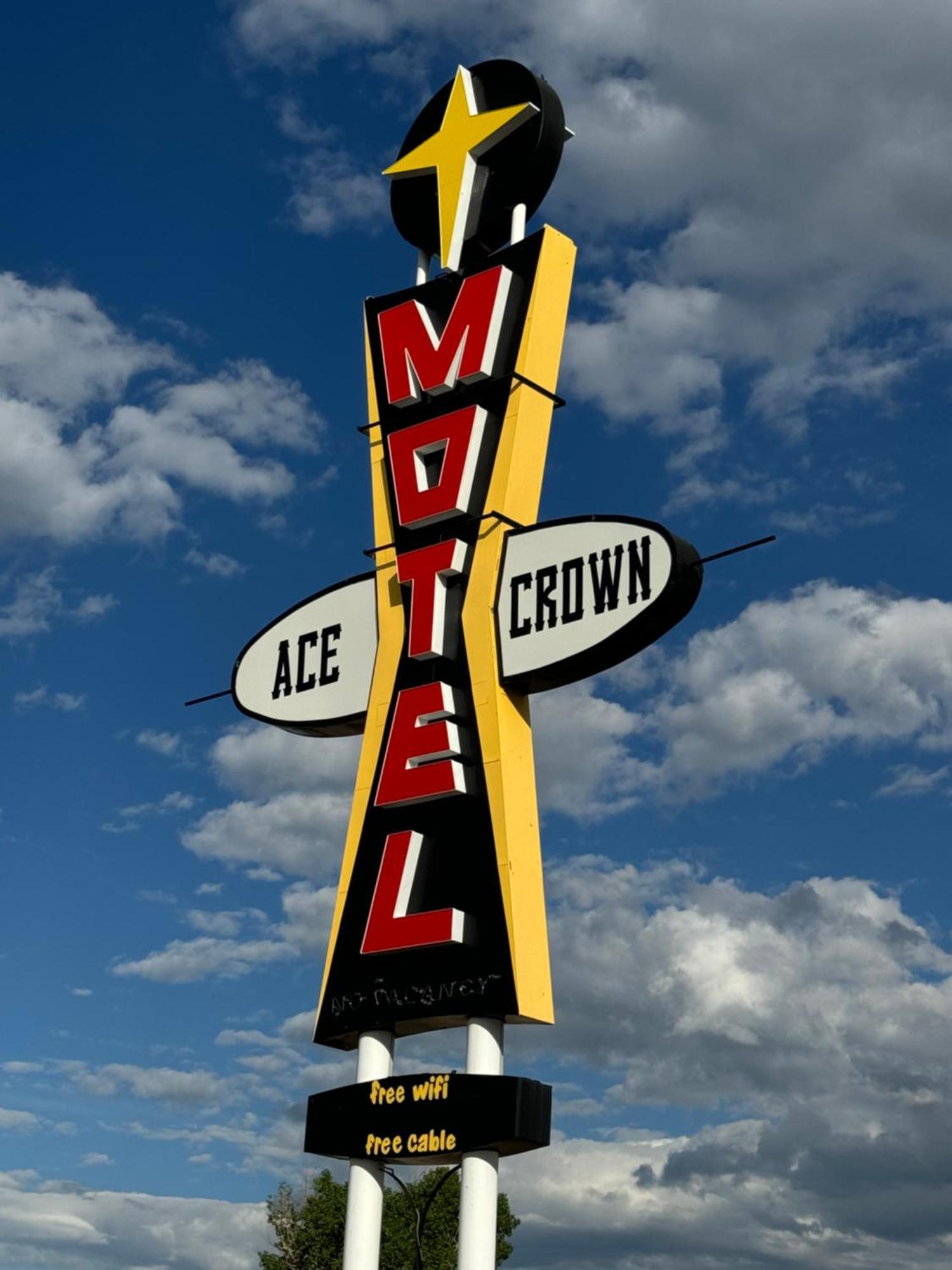 Ace Crown Motel เมดิซีนแฮท ภายนอก รูปภาพ