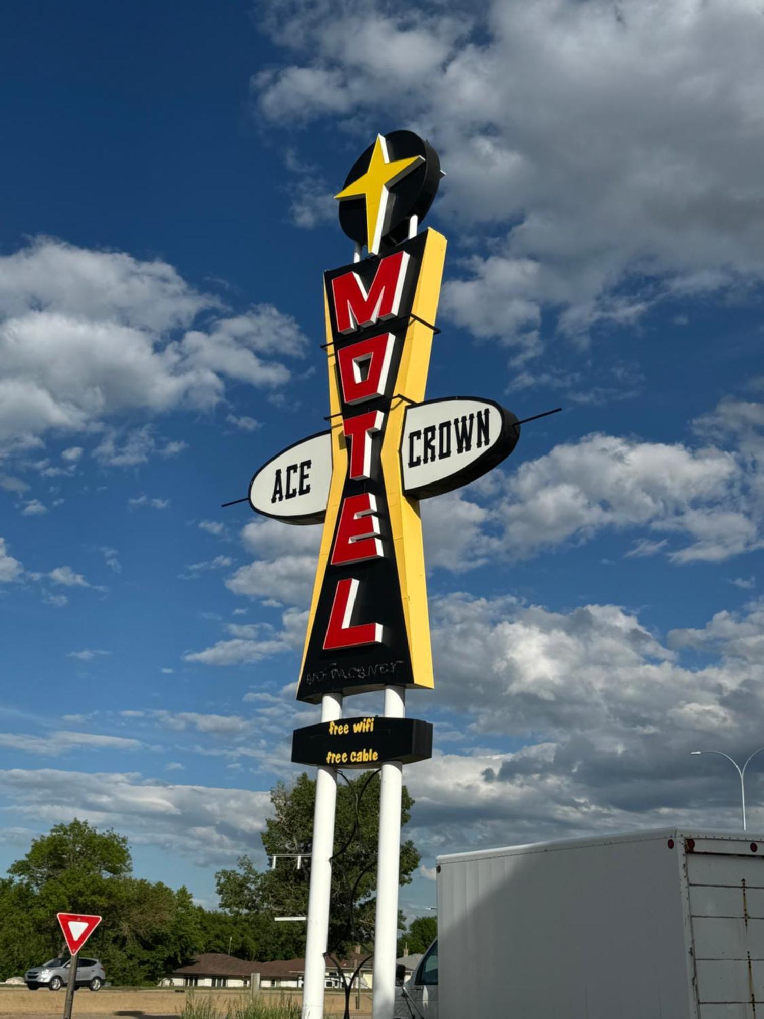 Ace Crown Motel เมดิซีนแฮท ภายนอก รูปภาพ