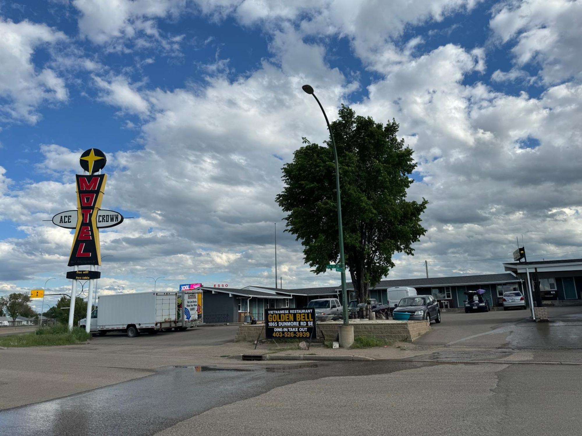 Ace Crown Motel เมดิซีนแฮท ภายนอก รูปภาพ