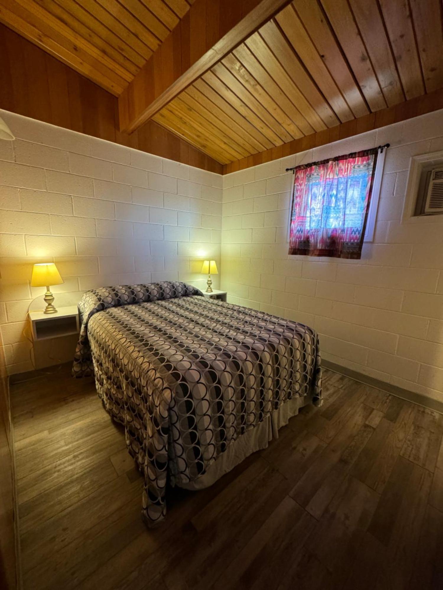 Ace Crown Motel เมดิซีนแฮท ภายนอก รูปภาพ