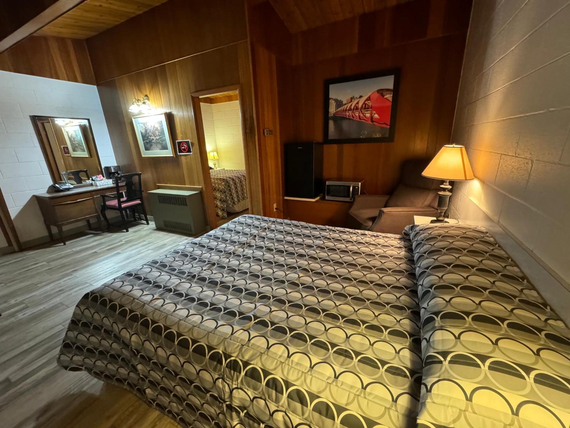 Ace Crown Motel เมดิซีนแฮท ภายนอก รูปภาพ