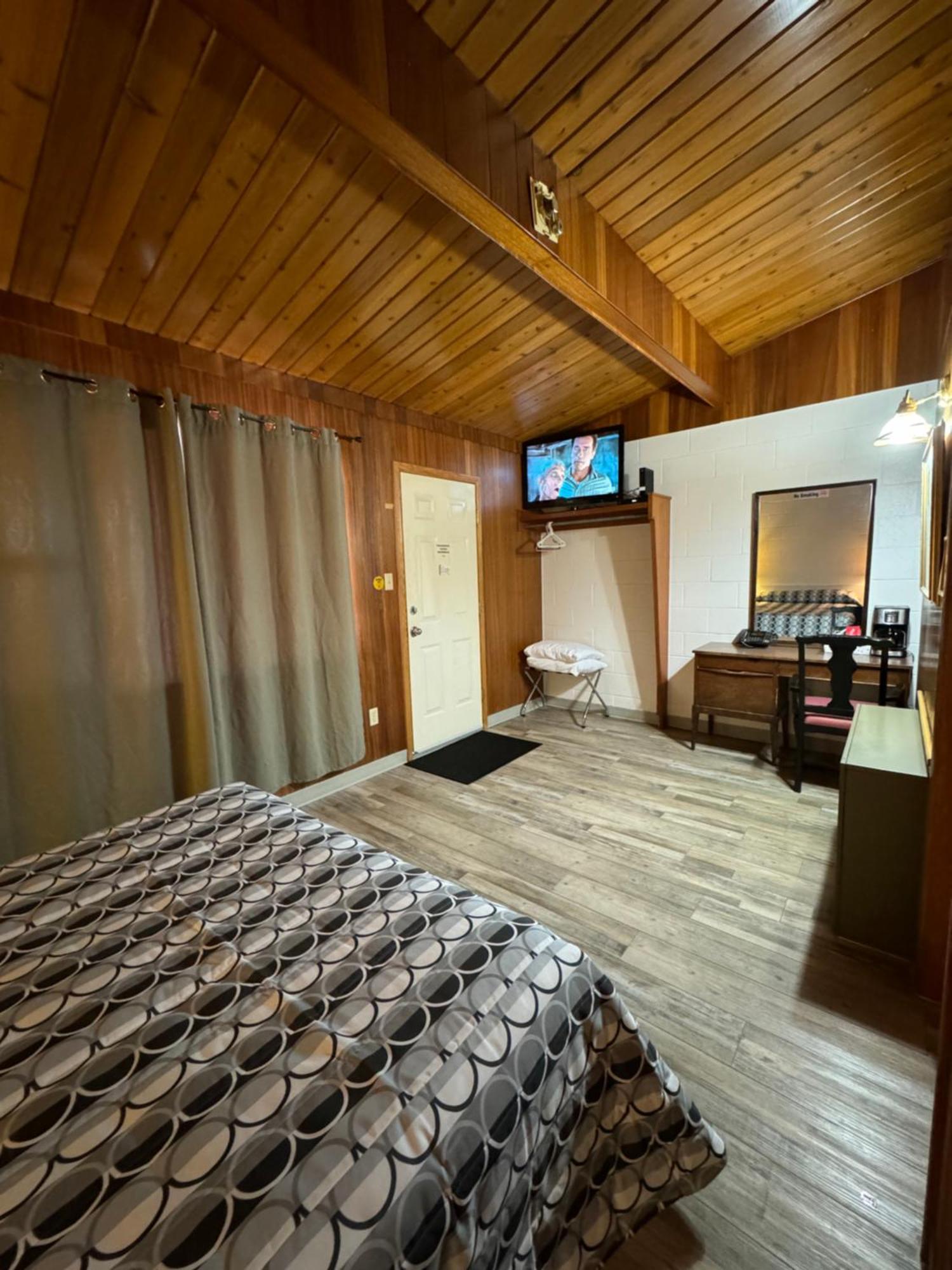 Ace Crown Motel เมดิซีนแฮท ภายนอก รูปภาพ