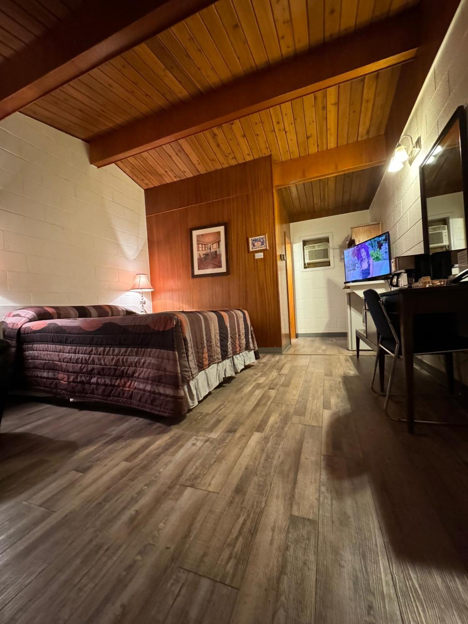 Ace Crown Motel เมดิซีนแฮท ภายนอก รูปภาพ