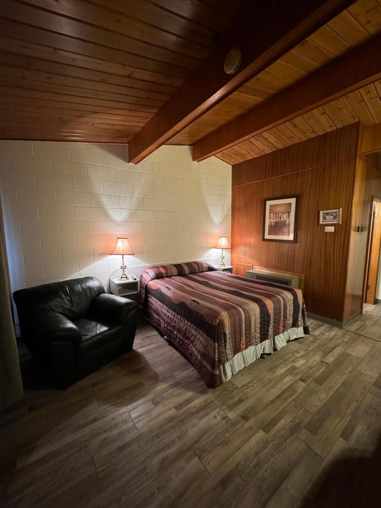 Ace Crown Motel เมดิซีนแฮท ภายนอก รูปภาพ