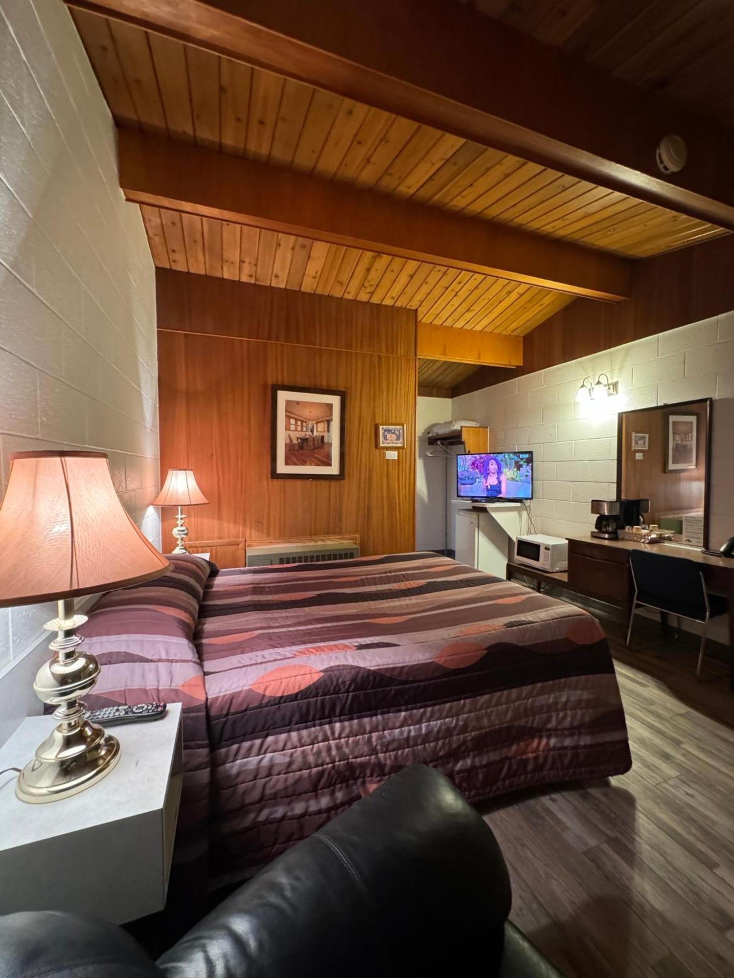 Ace Crown Motel เมดิซีนแฮท ภายนอก รูปภาพ