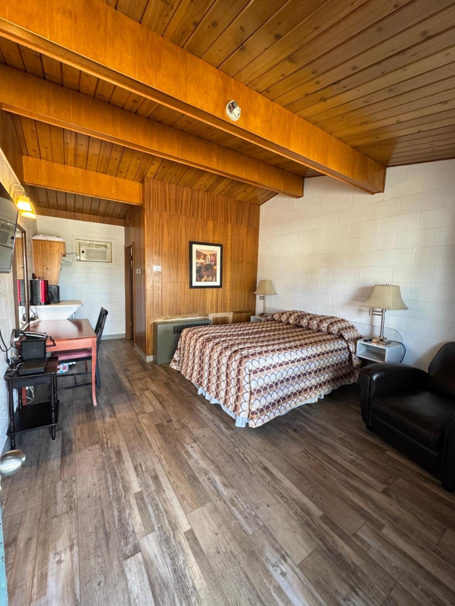 Ace Crown Motel เมดิซีนแฮท ภายนอก รูปภาพ