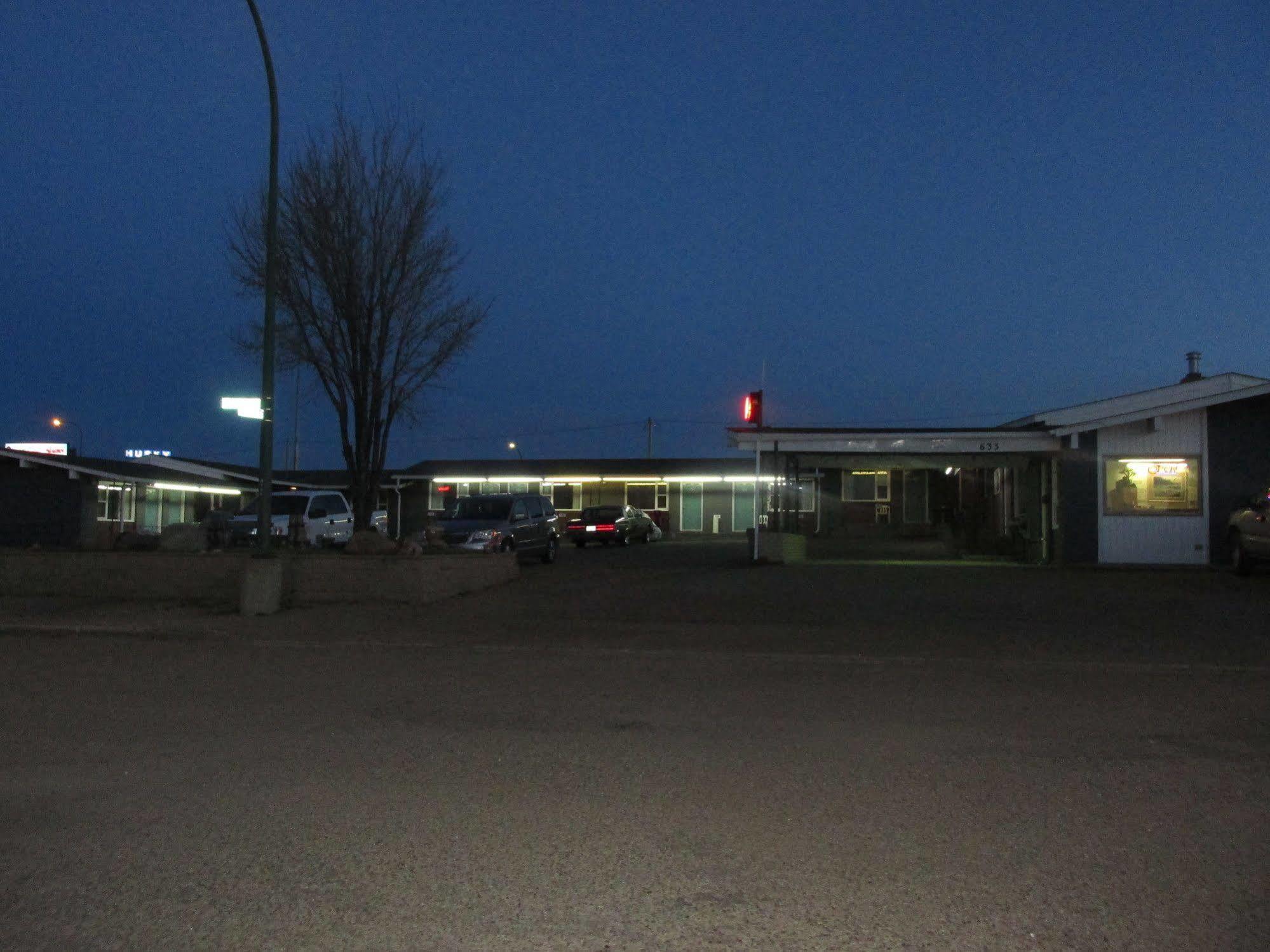 Ace Crown Motel เมดิซีนแฮท ภายนอก รูปภาพ