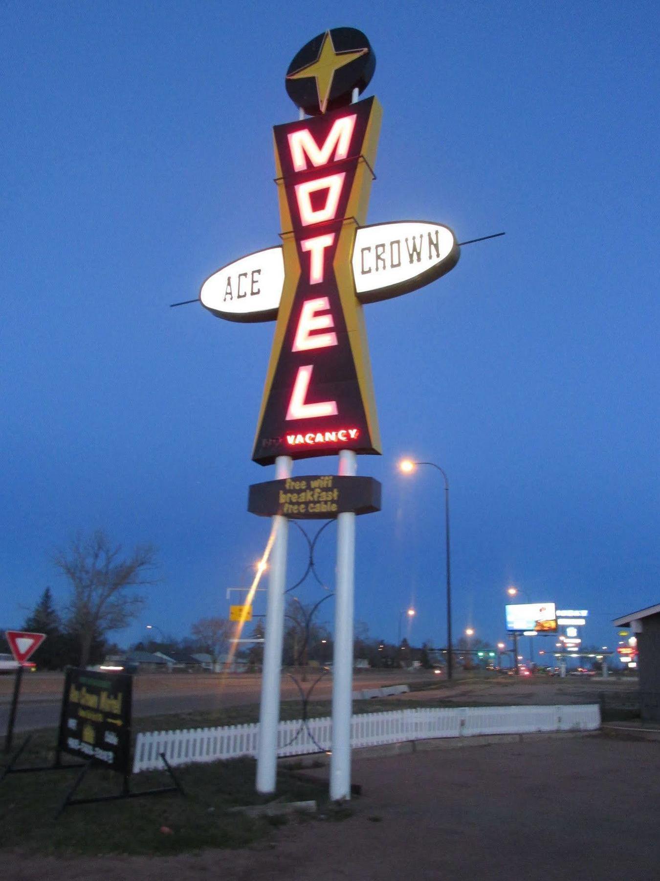 Ace Crown Motel เมดิซีนแฮท ภายนอก รูปภาพ